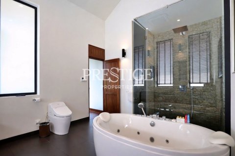 Casa de 3 dormitorios en Pattaya, Tailandia № 209917 - foto 16