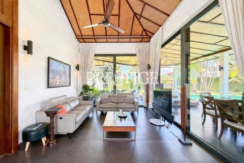 Casa de 3 dormitorios en Pattaya, Tailandia № 209917 - foto 4
