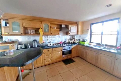 House in Pattaya, Thailand 4 bedrooms № 198531 - photo 4