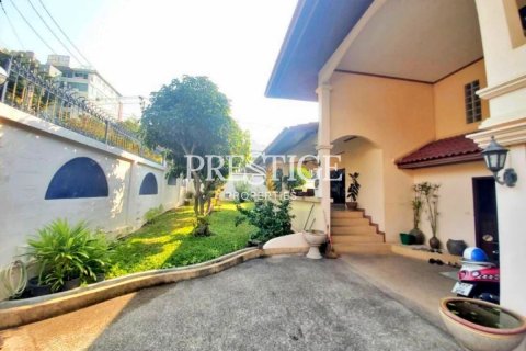 House in Pattaya, Thailand 4 bedrooms № 198531 - photo 17