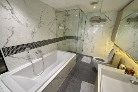 Condominio de 2 dormitorios en Khlong Toei, Bangkok, Tailandia № 134650 - foto 8