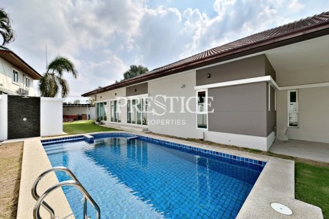 Casa de 4 dormitorios en Pattaya, Tailandia № 197755 - foto 2