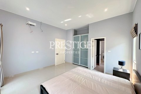 Casa de 4 dormitorios en Pattaya, Tailandia № 197755 - foto 19