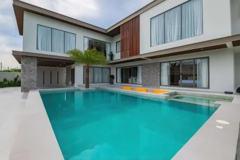 Chalet de 7 dormitorios en Pattaya, Tailandia № 155712 - foto 2