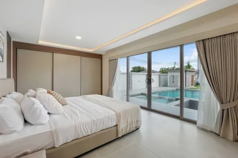Chalet de 7 dormitorios en Pattaya, Tailandia № 155712 - foto 16
