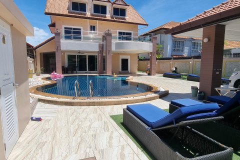 House in Pattaya, Thailand 4 bedrooms № 155710