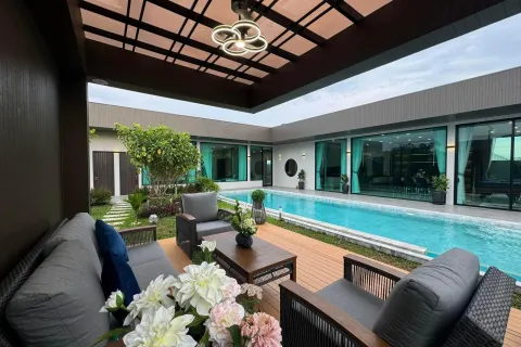 Chalet de 6 dormitorios en Pattaya, Tailandia № 155713 - foto 2
