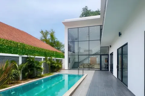 Chalet de 6 dormitorios en Pattaya, Tailandia № 155714 - foto 2