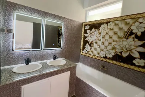Chalet de 6 dormitorios en Pattaya, Tailandia № 155714 - foto 10