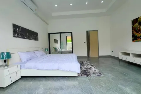 Chalet de 6 dormitorios en Pattaya, Tailandia № 155714 - foto 9