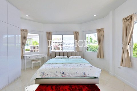 House in Pattaya, Thailand 3 bedrooms № 198074 - photo 10