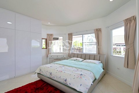 House in Pattaya, Thailand 3 bedrooms № 198074 - photo 11