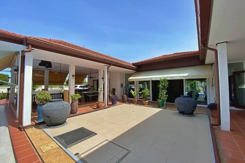 Chalet de 4 dormitorios en Hua Hin, Tailandia № 168424 - foto 6
