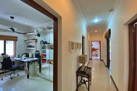 Chalet de 4 dormitorios en Hua Hin, Tailandia № 168424 - foto 22