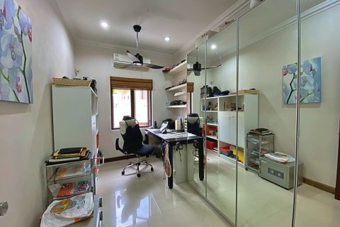Chalet de 4 dormitorios en Hua Hin, Tailandia № 168424 - foto 25