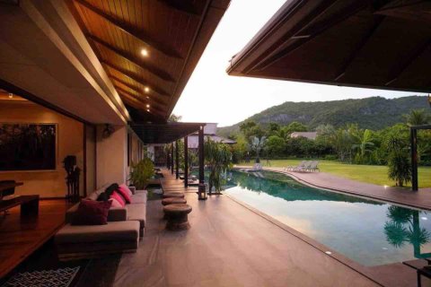 Casa de 6 dormitorios en Hua Hin, Tailandia № 180689 - foto 26