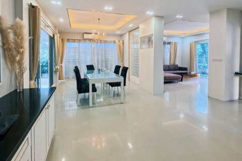 Casa de 4 dormitorios en Nonthaburi, Tailandia № 148440 - foto 4