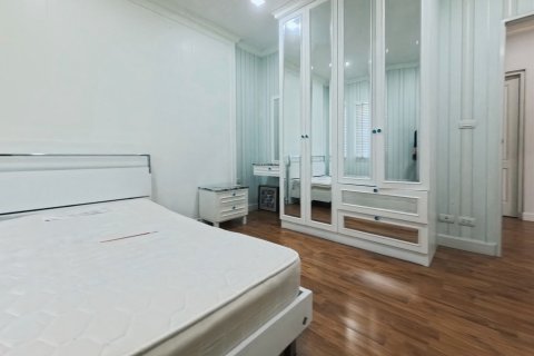 Casa de 4 dormitorios en Nonthaburi, Tailandia № 148440 - foto 12