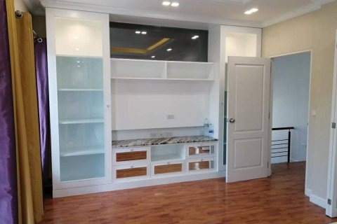 Casa de 4 dormitorios en Nonthaburi, Tailandia № 148440 - foto 9