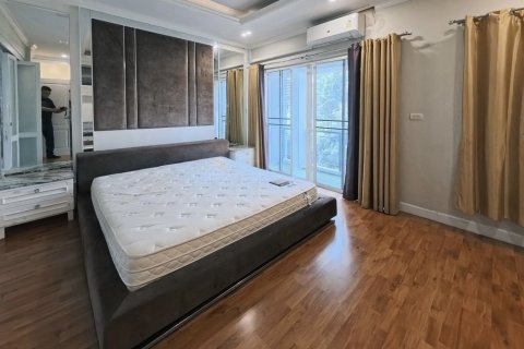 Casa de 4 dormitorios en Nonthaburi, Tailandia № 148440 - foto 8