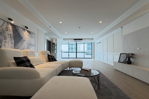 Condo in Watthana, Bangkok, Thailand, 3 bedrooms  № 201297