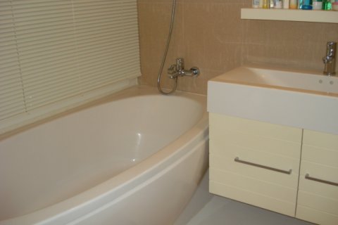 Condo in Bangkok, Thailand, 2 bedrooms № 143467 - photo 9