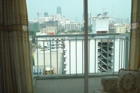 Condo in Bangkok, Thailand, 2 bedrooms № 143467 - photo 12