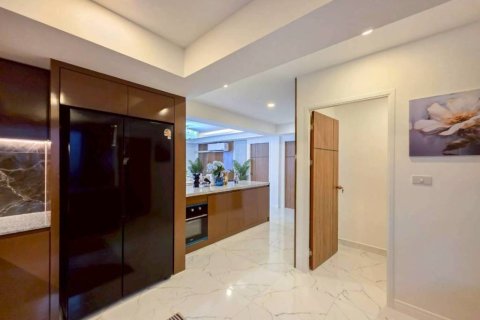 Chalet de 5 dormitorios en Pattaya, Tailandia № 172856 - foto 9