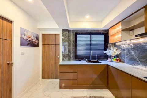 Chalet de 5 dormitorios en Pattaya, Tailandia № 172856 - foto 10