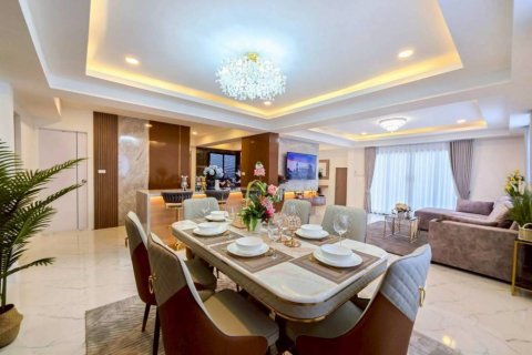 Chalet de 5 dormitorios en Pattaya, Tailandia № 172856 - foto 4