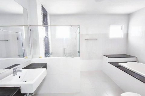 Casa de 3 dormitorios en Si Racha, Tailandia № 162719 - foto 7