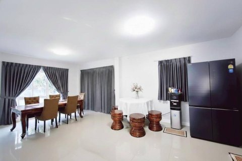 Casa de 3 dormitorios en Si Racha, Tailandia № 162719 - foto 3