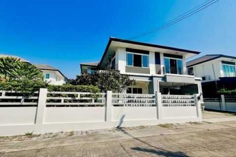 Casa de 3 dormitorios en Si Racha, Tailandia № 162719 - foto 8
