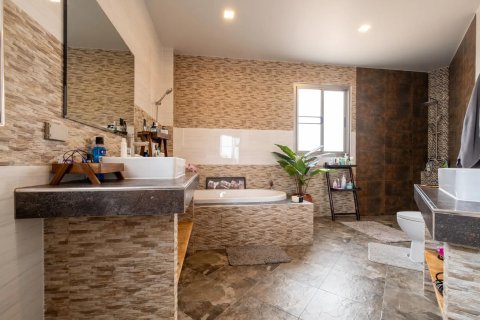 Villa in Chiang Mai, Thailand 4 bedrooms № 191297 - photo 21
