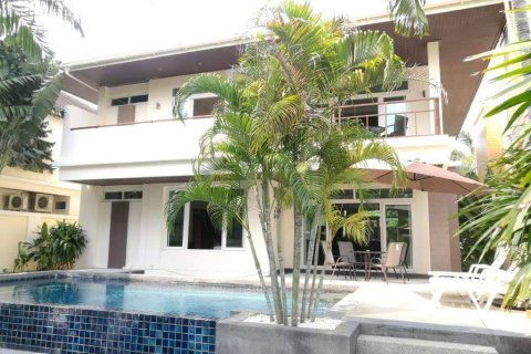 Casa de 4 dormitorios en Pattaya, Tailandia № 157649 - foto 16