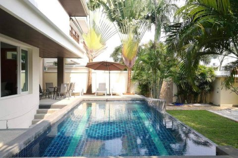 Casa de 4 dormitorios en Pattaya, Tailandia № 157649 - foto 14