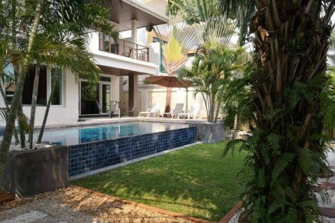 Casa de 4 dormitorios en Pattaya, Tailandia № 157649 - foto 12
