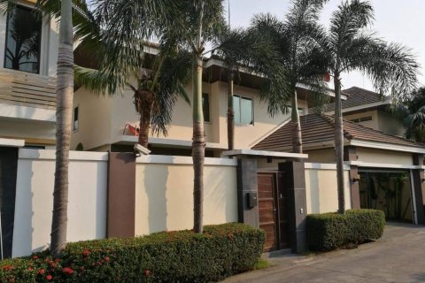 Casa de 4 dormitorios en Pattaya, Tailandia № 157649 - foto 8
