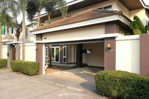 Casa de 4 dormitorios en Pattaya, Tailandia № 157649 - foto 5
