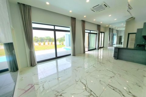 Casa de 3 dormitorios en Pattaya, Tailandia № 157650 - foto 11