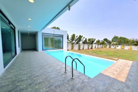 Casa de 3 dormitorios en Pattaya, Tailandia № 157650 - foto 15