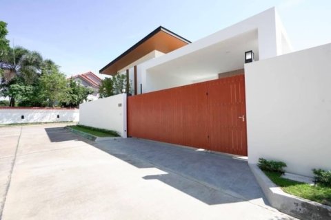 Casa de 3 dormitorios en Pattaya, Tailandia № 157651 - foto 2