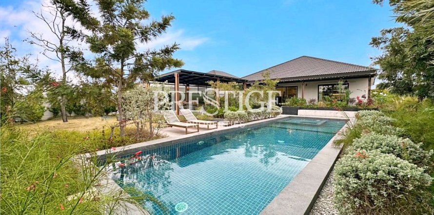 House in Pattaya, Thailand 3 bedrooms № 197746