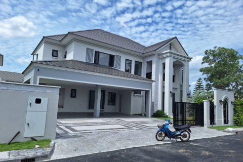 Villa in Bangkok, Thailand 4 bedrooms № 133711