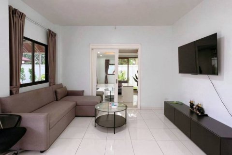 Casa de 4 dormitorios en Pattaya, Tailandia № 160980 - foto 2
