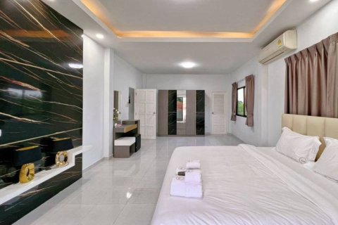 Casa de 4 dormitorios en Pattaya, Tailandia № 160980 - foto 5