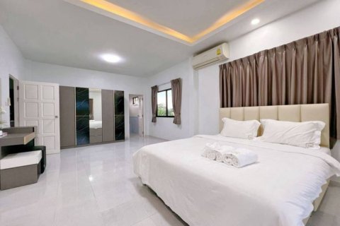 Casa de 4 dormitorios en Pattaya, Tailandia № 160980 - foto 8