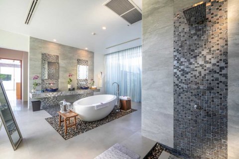 Chalet de 4 dormitorios en Kamala, Tailandia № 134044 - foto 23