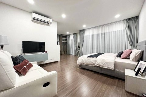 Casa de 4 dormitorios en Samut Prakan, Tailandia № 134517 - foto 5
