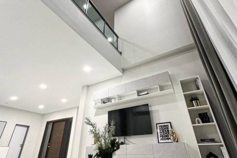 Casa de 4 dormitorios en Samut Prakan, Tailandia № 134517 - foto 2
